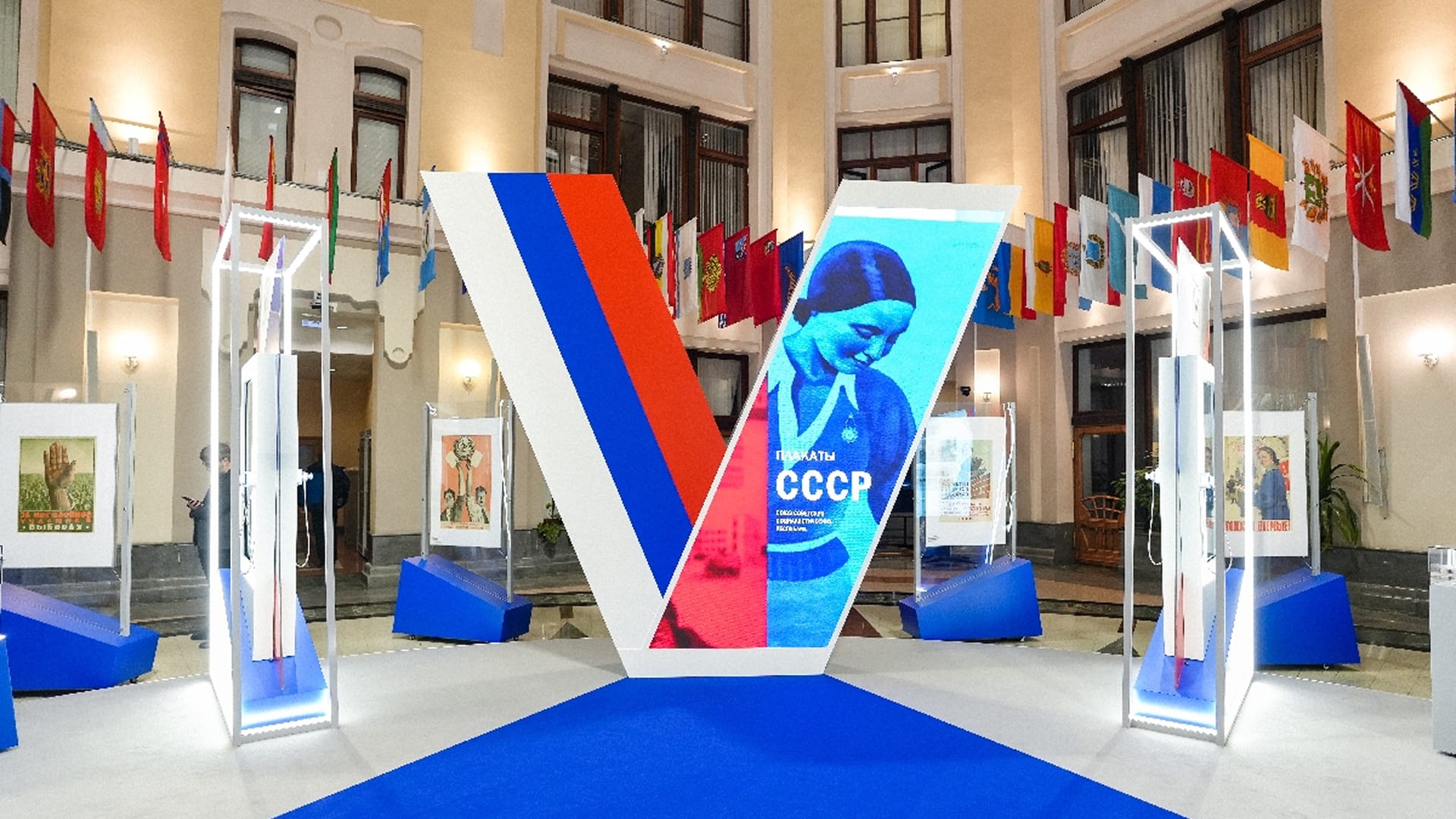 The “tick” in the centre of the hall, its screen showing “Posters of the USSR”; vertical touch screens in illuminated frames on either side