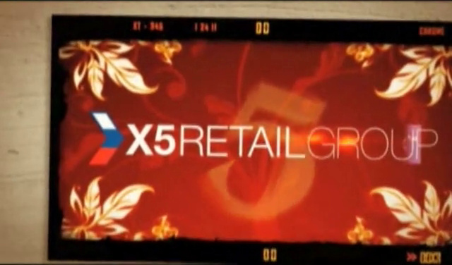 Красная заставка с золотым орнаментом и надписью X5 Retail Group
