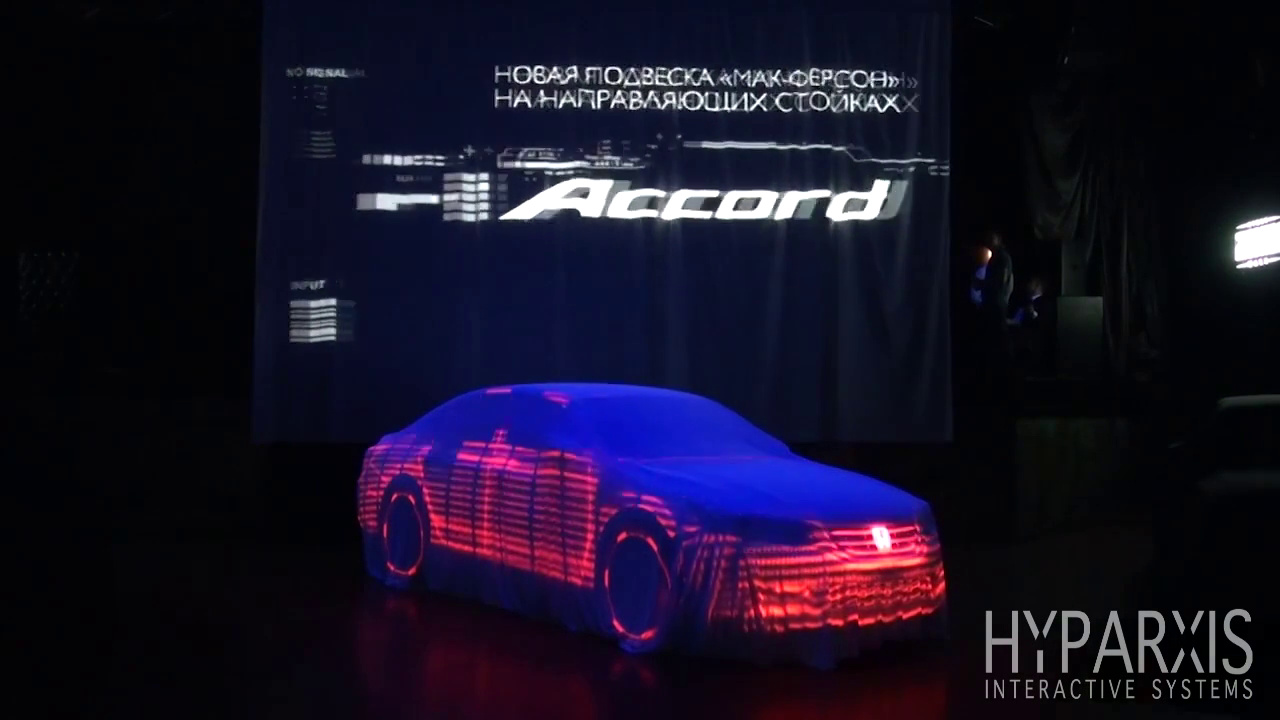 Надпись о подвеске «Мак-Ферсон» и логотип Accord на экране, по кузову — красные полосы