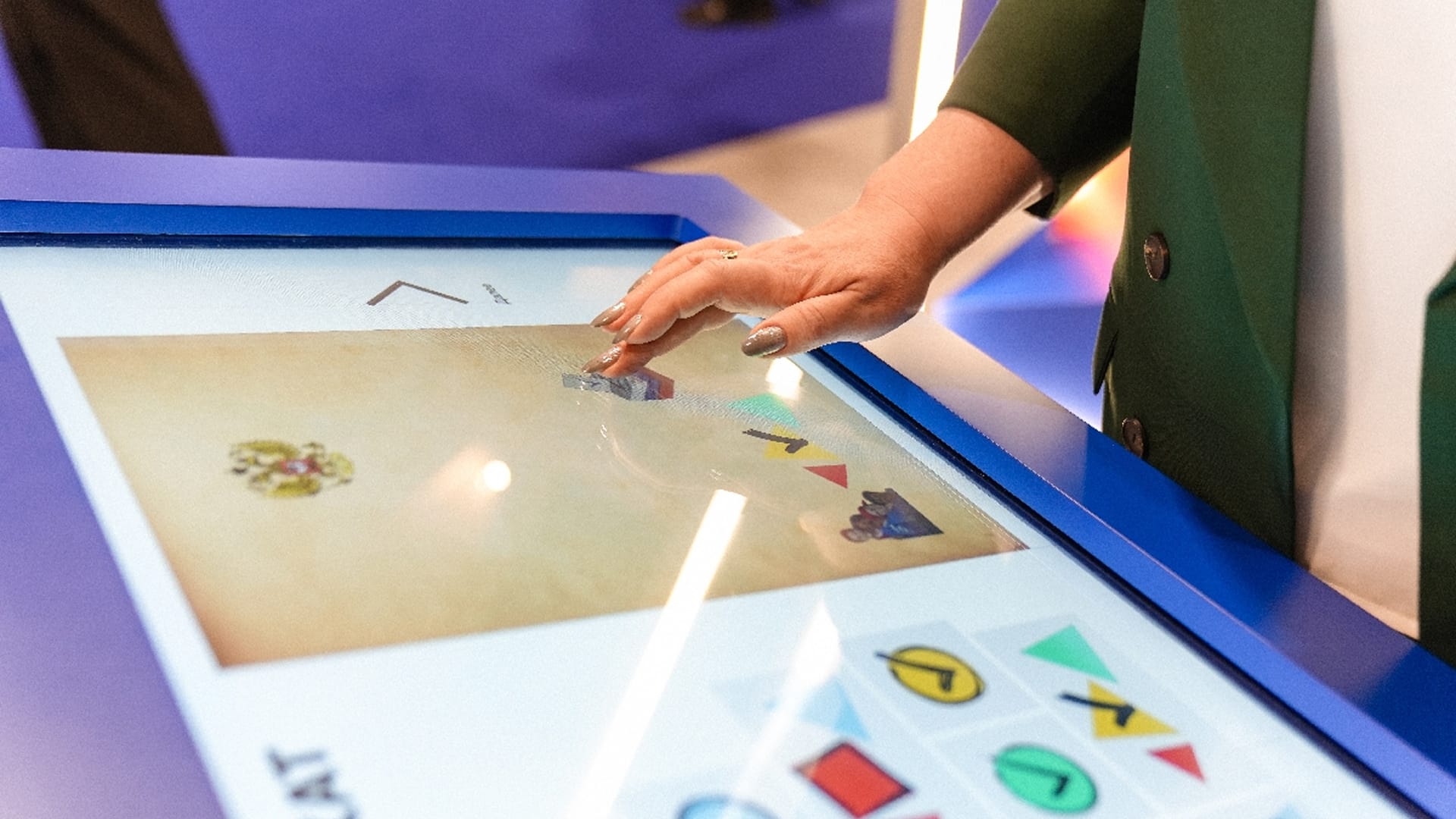 The “Create a poster” game on a touch table