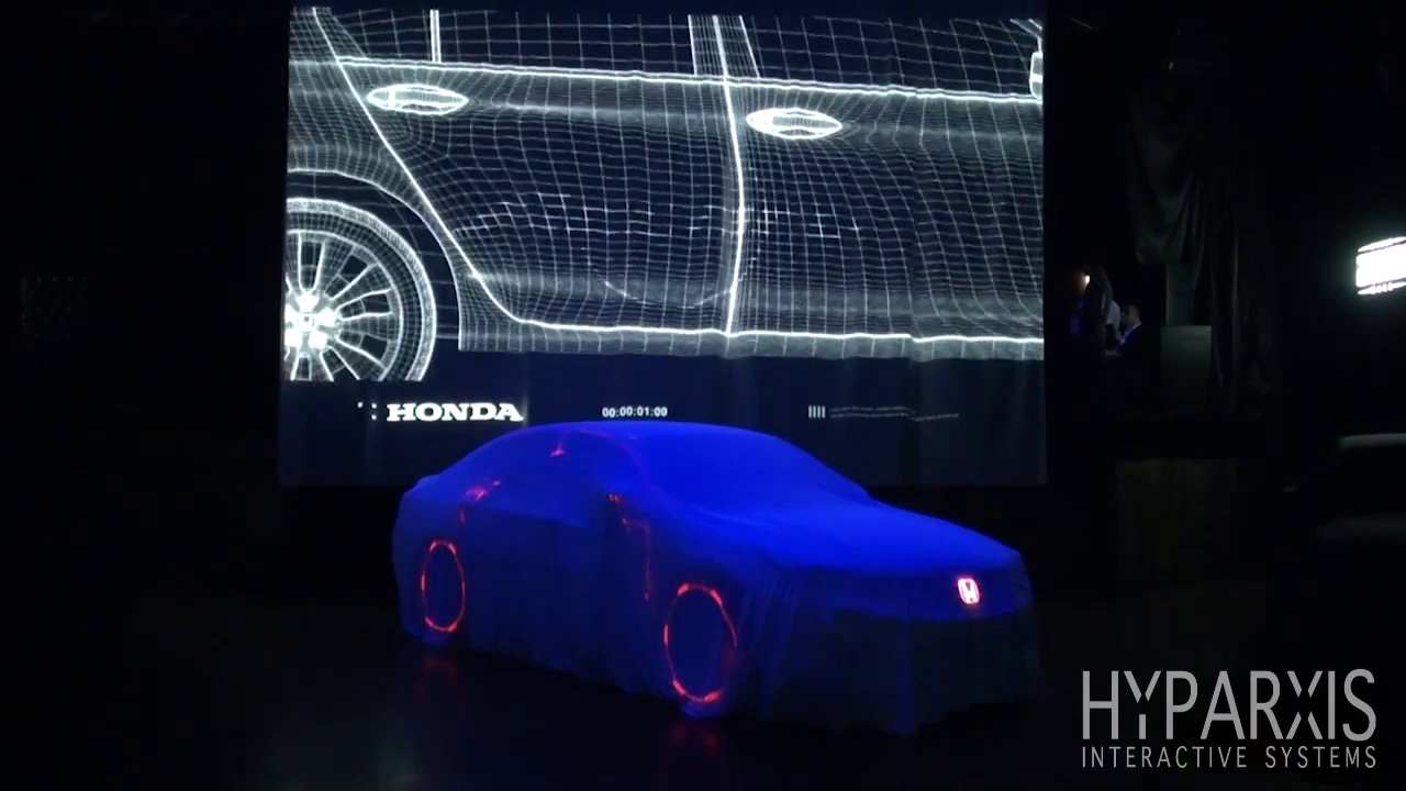 Каркасная модель седана на экране над укрытым автомобилем