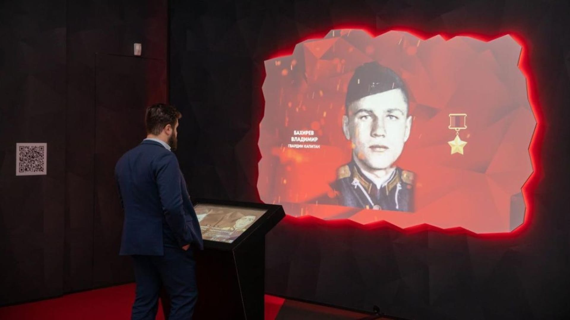 “Parallels morphing”: Guards Captain Vladimir Bakhirev on the projection, a visitor at the touch stand