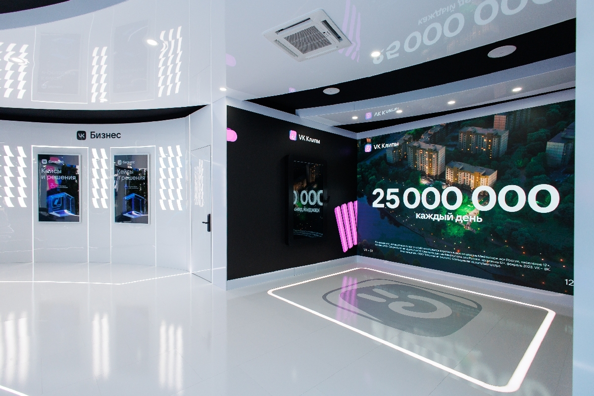 The VK Clips corner: a background on the LED screen and a shooting spot on the floor; on the left, the “VK Business” panels