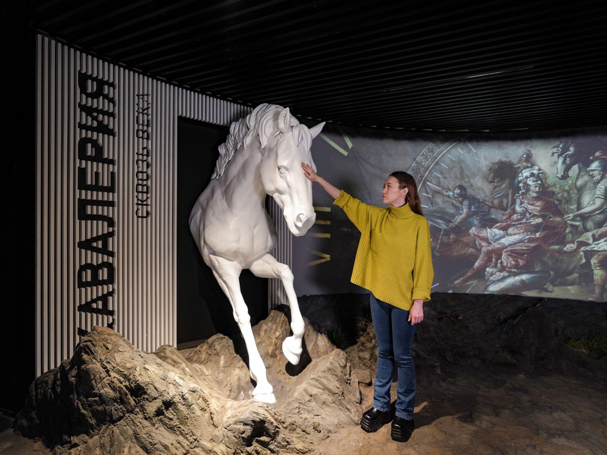 “Cavalry through the ages”: the projection and a white sculpture of a horse