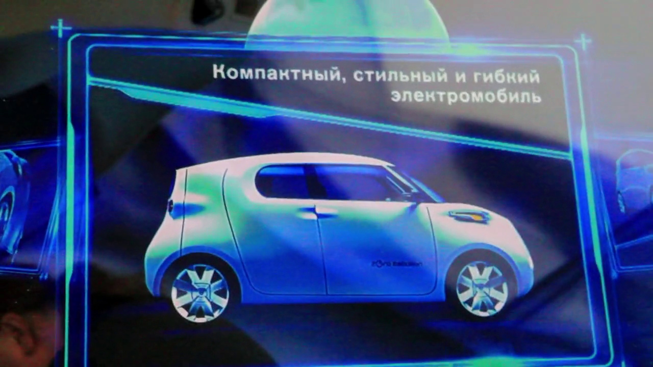 Ролик в кубе: белый электромобиль и надпись «Компактный, стильный и гибкий электромобиль»