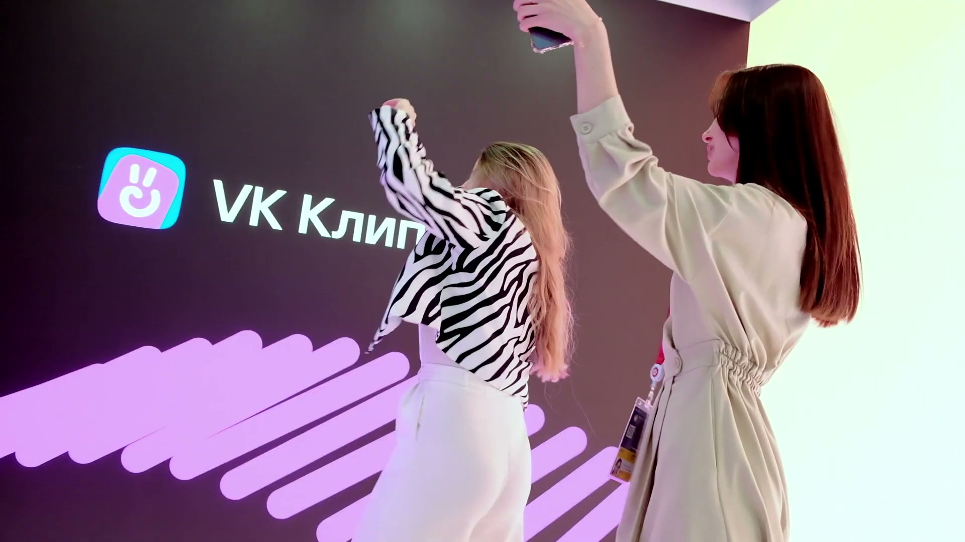 “VK Clips”: visitors shooting a clip against the LED screen
