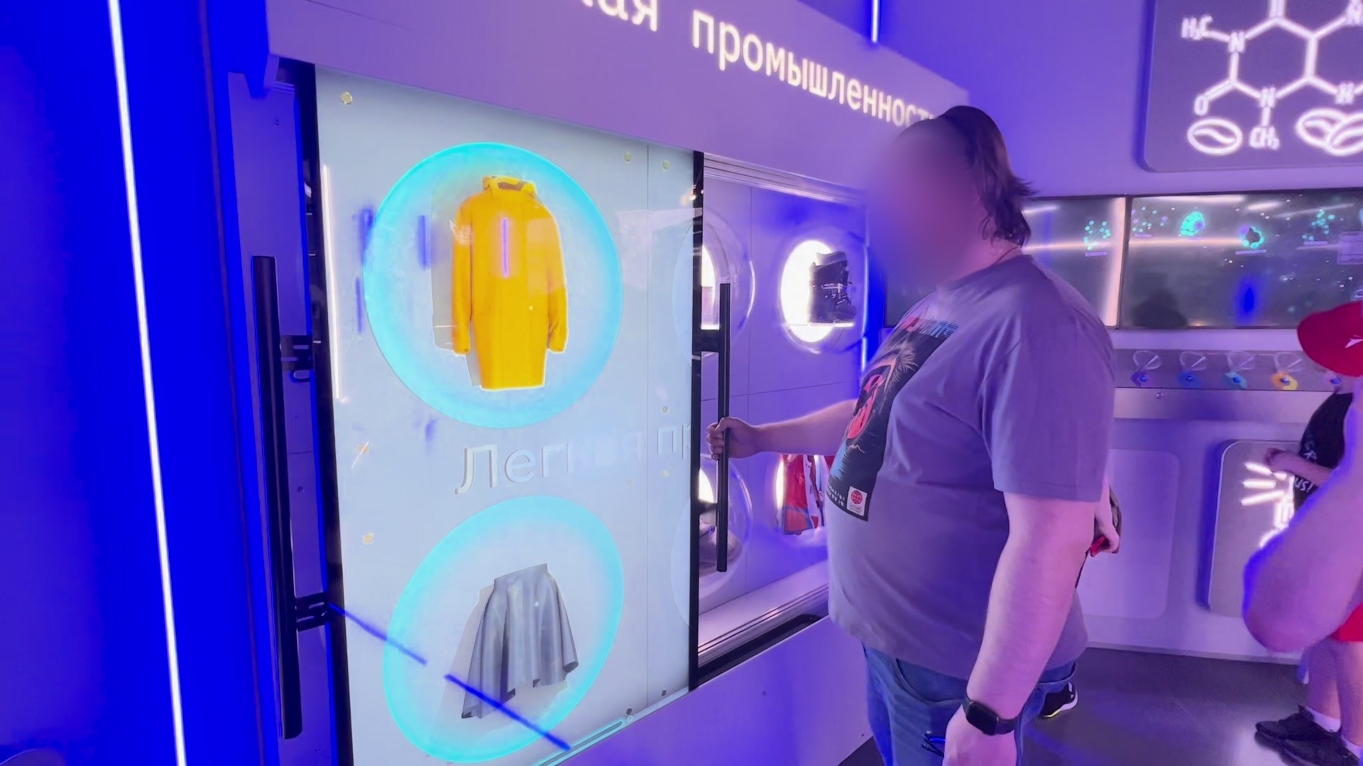 «Лёгкая промышленность»: прозрачный экран с плащом и юбкой, иллюминаторы с изделиями