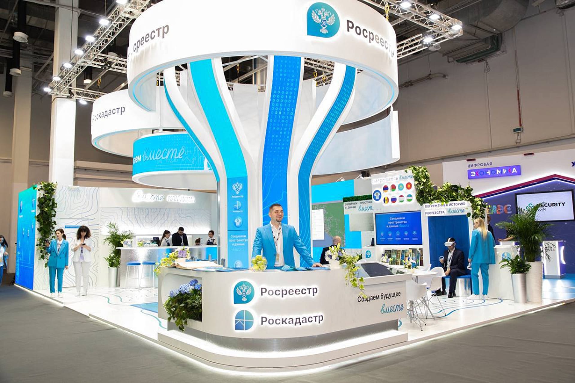The Rosreestr and Roskadastr stand: the “tree” with screens in its trunk, the VR zone on the right
